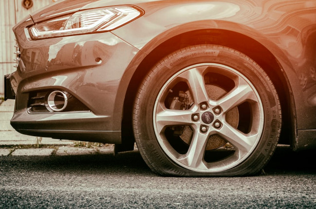 What happens when I drive on a flat tire? | Autodeal