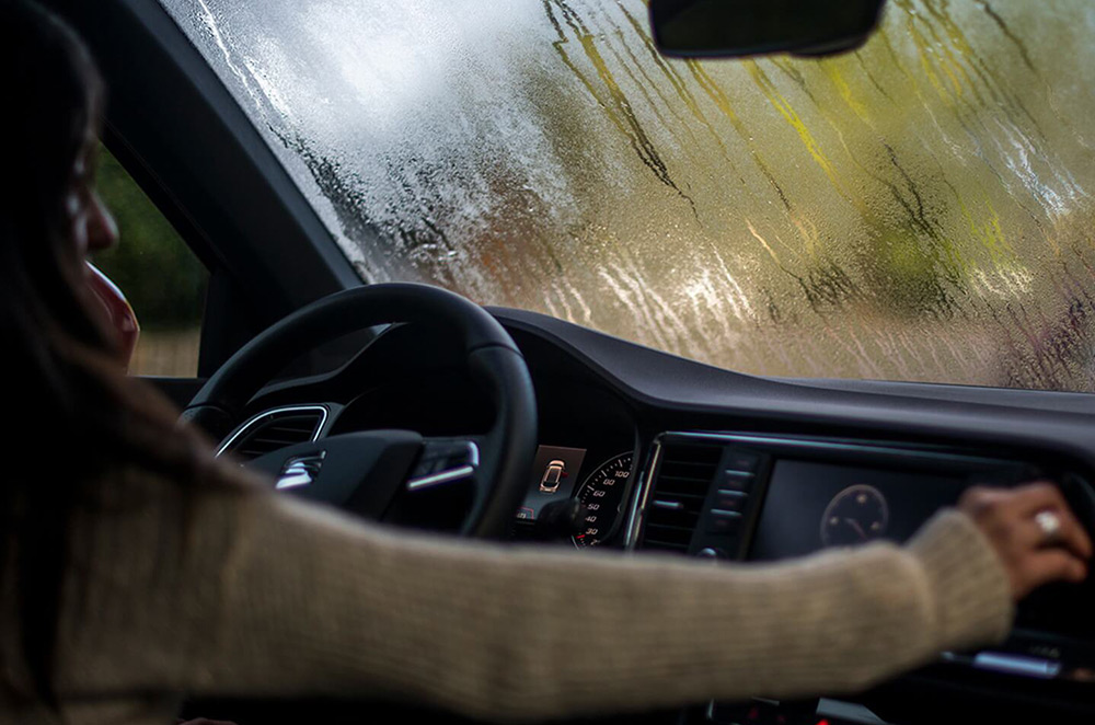Tips to Defog Your Windshield in Warm and Cold Temperatures