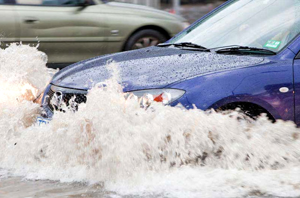 Wet climate. Машины и вода пена. Набирают воду с машины. Flood auto. Car Water Flood all over.